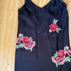 Mini satin black dress with rose appliqués